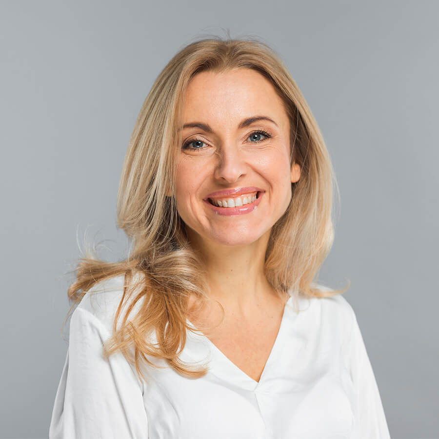 Paciente con tratamiento de rejuvenecimiento facial, hilos tensores y aumento de labios.