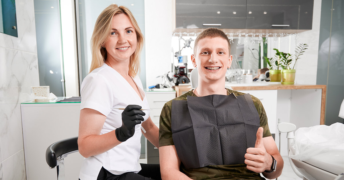 Paciente feliz con sus aparatos dentales en Valencia