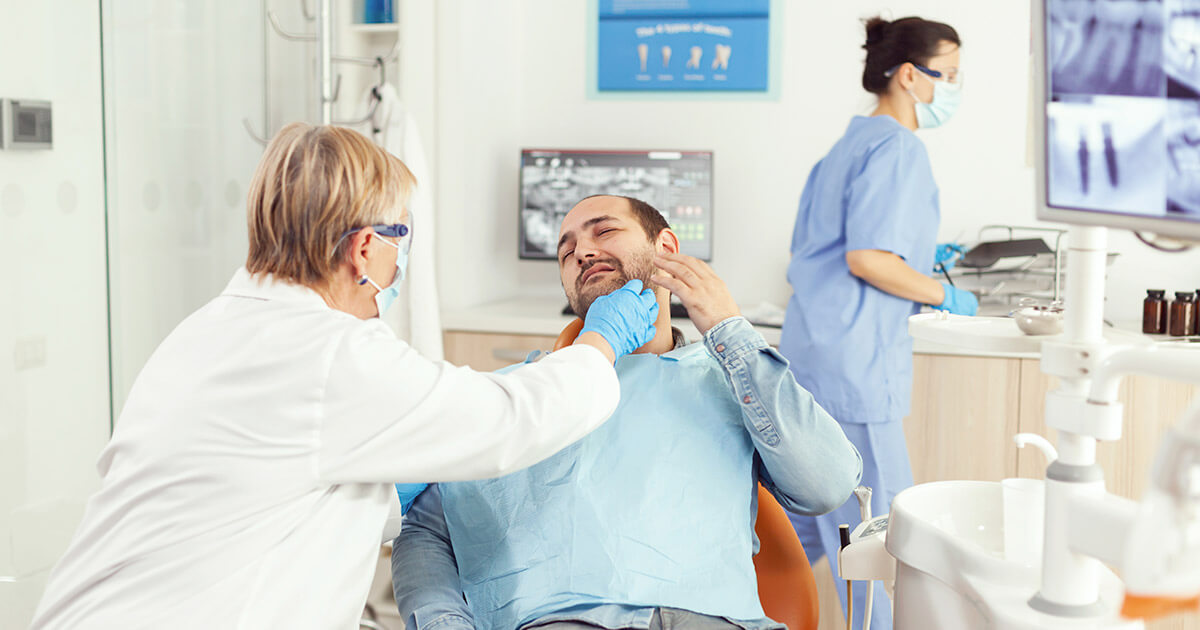 Pacinete de la clínica dental de Valencia con dolor en la muela por caries profunda.