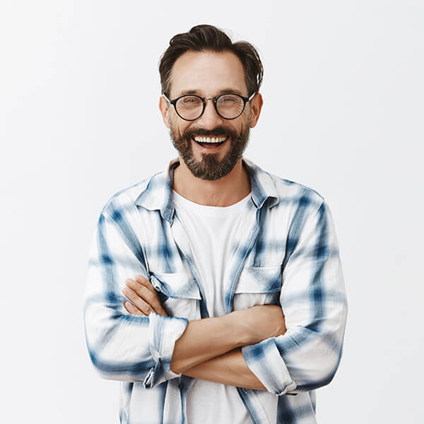 Paciente contento con la eliminación del dolor por un tratamiento de Endodoncia y conducto.