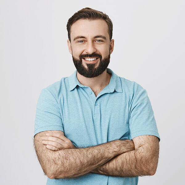 Paciente luciendo sus dientes limpios en la clínica de Valencia.