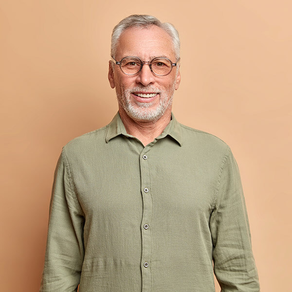 Paciente feliz con la prótesis dental que le fabricamos en 1 día.