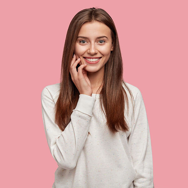 Paciente luciendo su nueva sonrisa con el tratamiento de carillas dentales composite y porcelana en nuestra clínica de Valencia