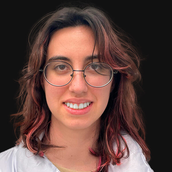 Paciente después del tratamiento de ortodoncia invisible con Invisalign