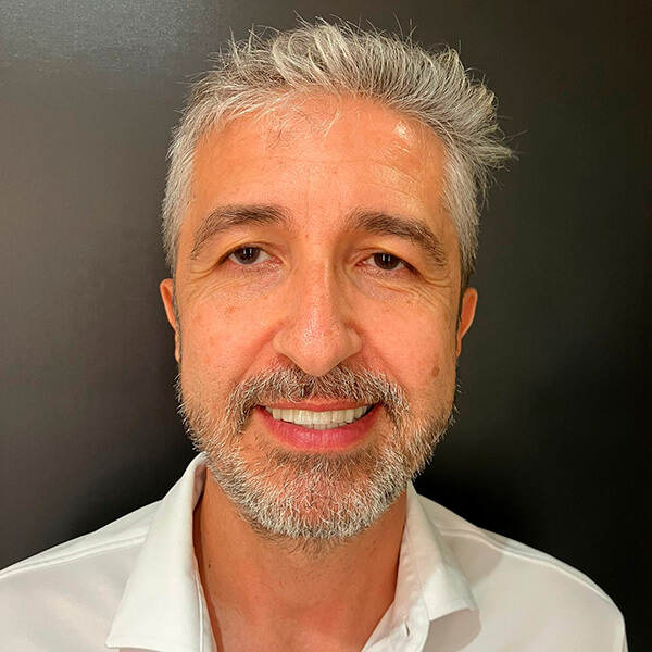 Paciente José después del tratamiento de implantes dentales con coronas de zirconio en la Clínica dental de Valencia